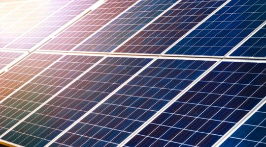 Panele słoneczne i ich rola w zmniejszaniu kosztów energii elektrycznej